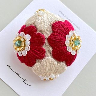 モロッカン風 お花の刺繍ブローチ 刺繍ビーズ リネン生地