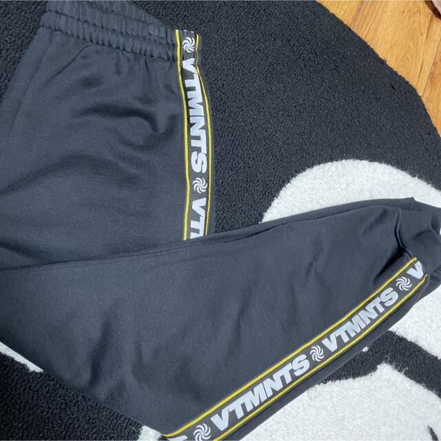 Balenciaga(バレンシアガ)のVETEMENSヴェトモン ロゴ トラックパンツ スウェット VTMNTS XS メンズのパンツ(その他)の商品写真