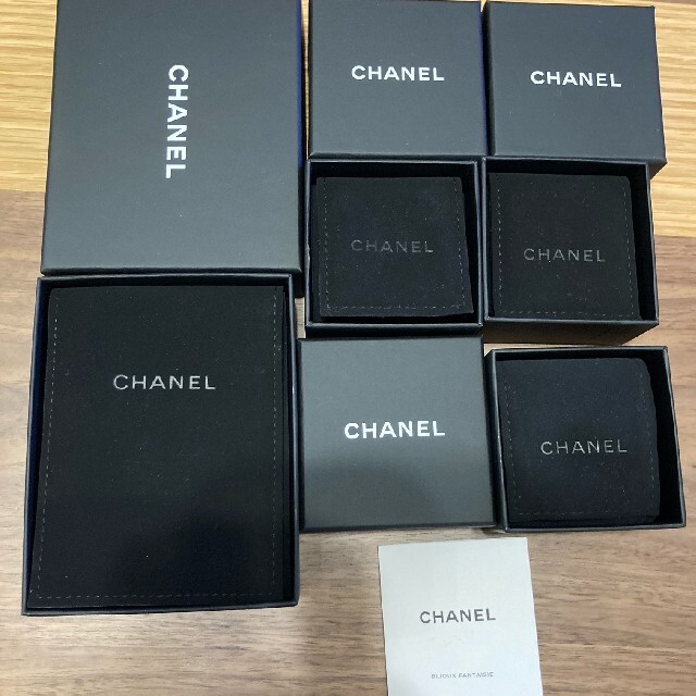 CHANEL(シャネル)のシャネル　CHANEL　空箱　ピアス　4箱　デニム　ケース　マット素材 レディースのバッグ(ショップ袋)の商品写真