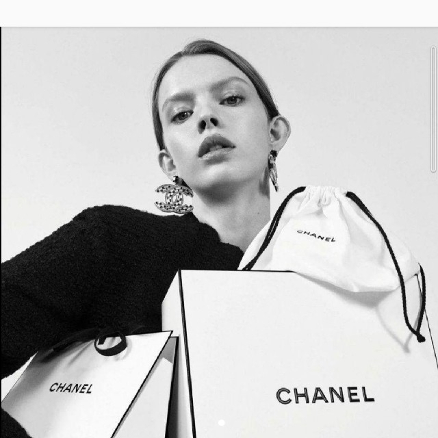 CHANEL(シャネル)の新品未使用　シャネル　ロゴ入り 巾着ポーチノベルティ コスメ/美容のコスメ/美容 その他(その他)の商品写真