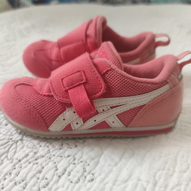 asics(アシックス)のアシックス キッズシューズ キッズ/ベビー/マタニティのキッズ靴/シューズ(15cm~)(スニーカー)の商品写真