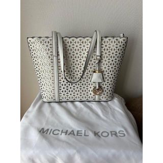 マイケルコース(Michael Kors)の【再値下げ】MICHAEL KORS フラワーカットトートバッグ(トートバッグ)