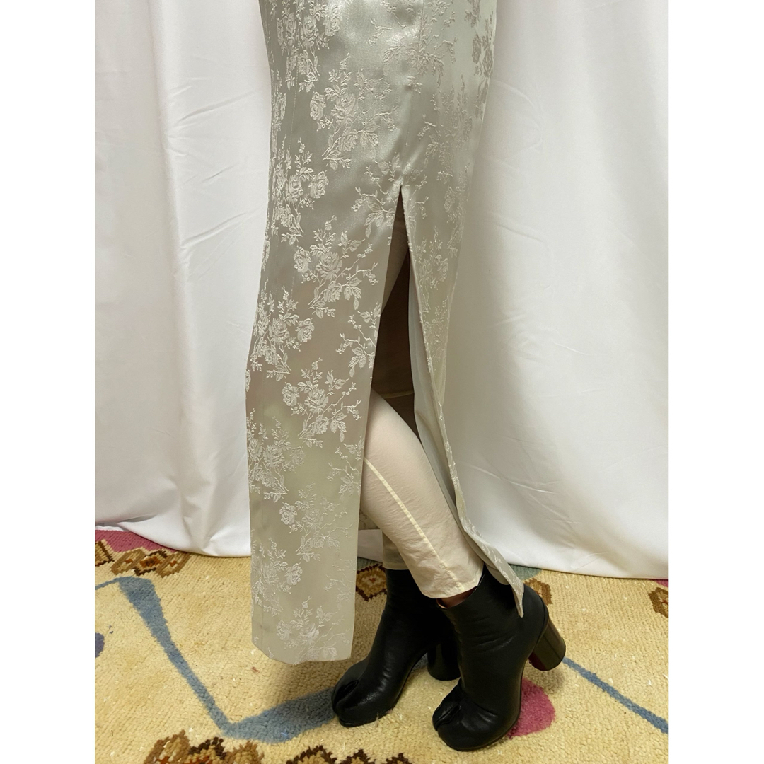 古着 ビンテージ 90s ワンピース チャイナドレス シルバー 刺繍 花柄 模様 レディースのワンピース(ロングワンピース/マキシワンピース)の商品写真
