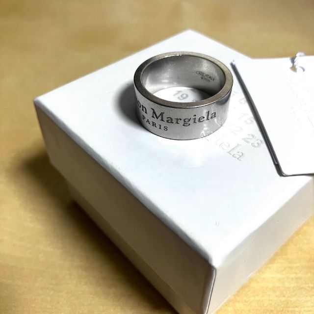 Maison Martin Margiela(マルタンマルジェラ)の新品 9 マルジェラ 22ss ブランドロゴリング 指輪 3311 メンズのアクセサリー(リング(指輪))の商品写真