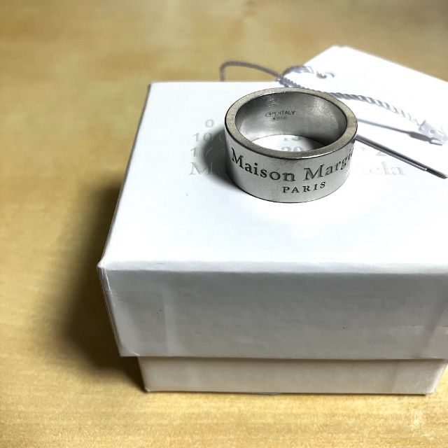 Maison Martin Margiela(マルタンマルジェラ)の新品 9 マルジェラ 22ss ブランドロゴリング 指輪 3311 メンズのアクセサリー(リング(指輪))の商品写真
