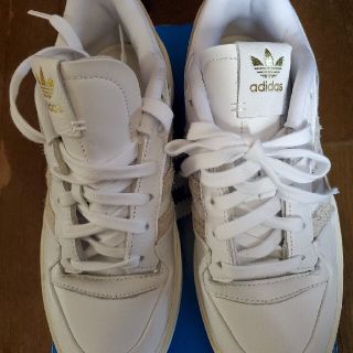 アディダス(adidas)のadidasスニーカー(スニーカー)