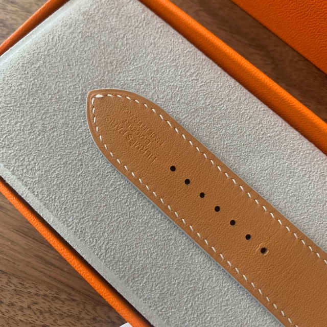 Hermes(エルメス)のみんすく様　新色エルメスApple Watch ベルト　44MM 高島屋購入品 メンズの時計(レザーベルト)の商品写真