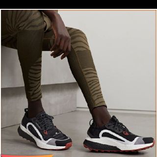 アディダスバイステラマッカートニー 靴/シューズの通販 500点以上 人気が高まる 新品未使用 adidas バイステラマッカートニー トレイノ 黒 23.5 スニーカー