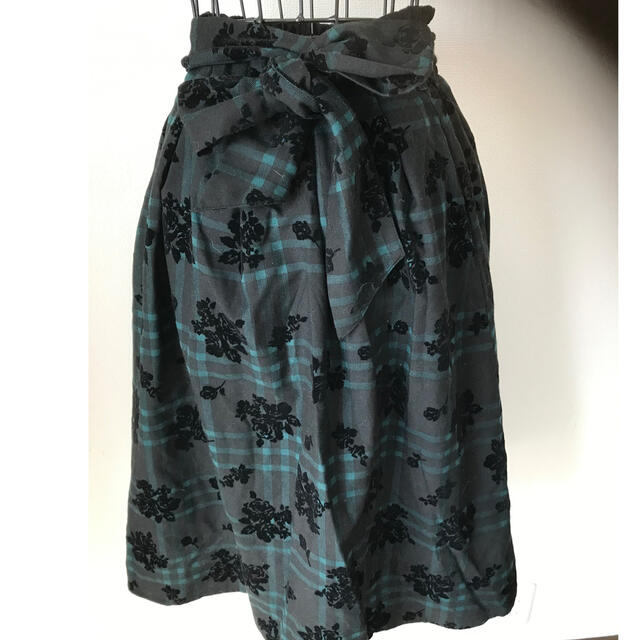良品❤️グリーン地　黒　バラ　チェック　ゴムスカート レディースのスカート(ひざ丈スカート)の商品写真