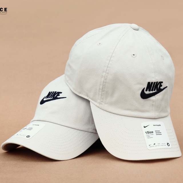 NIKE(ナイキ)の新品！NIKE Futura Washed Cap Beige メンズの帽子(キャップ)の商品写真