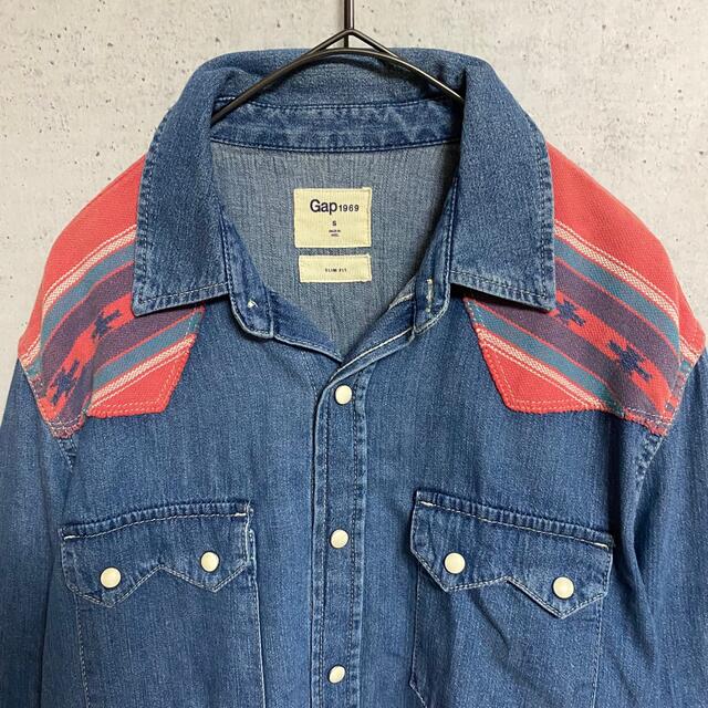 GAP(ギャップ)のGAP/ギャップ　デニムシャツ　古着　インド製　メンズSサイズ メンズのトップス(シャツ)の商品写真