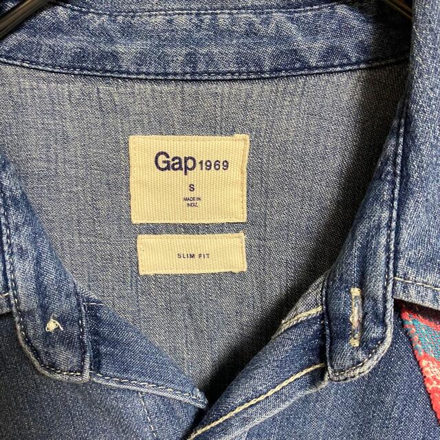 GAP(ギャップ)のGAP/ギャップ　デニムシャツ　古着　インド製　メンズSサイズ メンズのトップス(シャツ)の商品写真