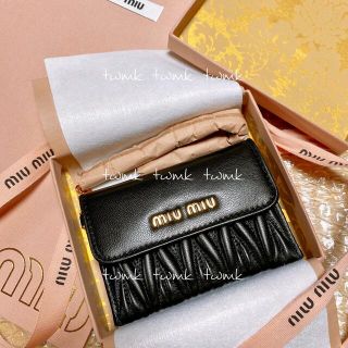 ミュウミュウ(miumiu)の【miumiu】マテラッセレザー チェーン付カードケース 黒 / 新品未使用(名刺入れ/定期入れ)