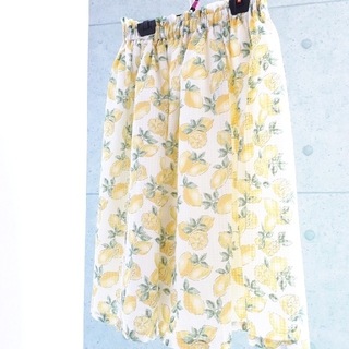 ダブルクローゼット(w closet)のダブルクローゼット　可愛いレモン柄スカート(ひざ丈スカート)