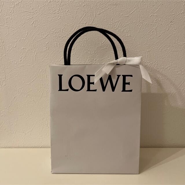 LOEWE(ロエベ)のリボン付き！LOEWE ロエベ　ショップ袋／ショッパー レディースのバッグ(ショップ袋)の商品写真