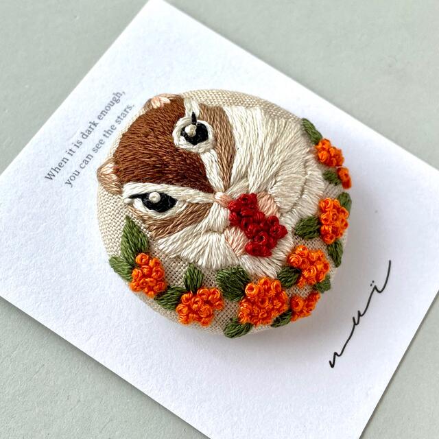 金木犀とシマリスの刺繍ブローチ リネン生地