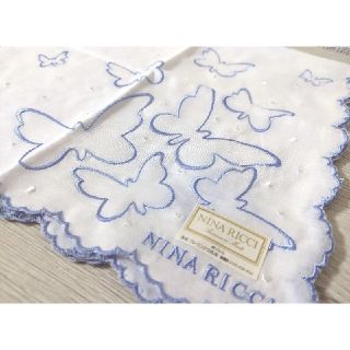 ニナリッチ(NINA RICCI)の☆新品☆ ニナリッチ光沢が綺麗♪丸い蝶々とダブルフリルが可愛いハンカチ ブルー(ハンカチ)