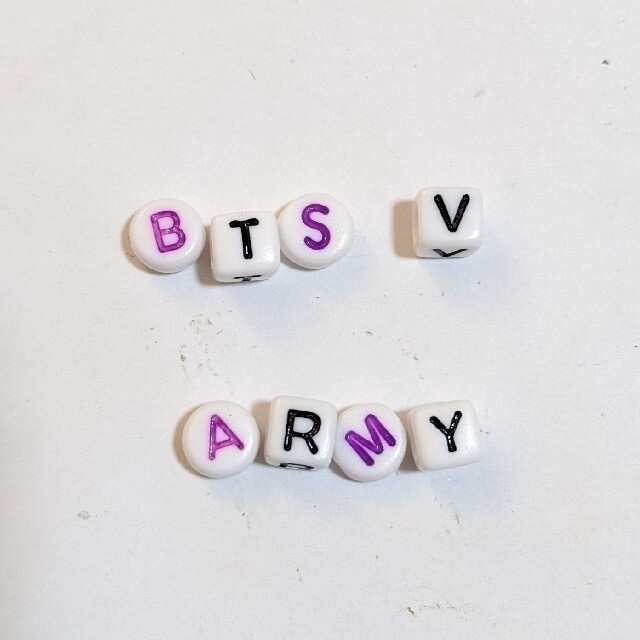 防弾少年団(BTS)(ボウダンショウネンダン)の💜BTS V ARMY スマホストラップ💜防弾少年団 テテ オーダー スマホ/家電/カメラのスマホアクセサリー(ストラップ/イヤホンジャック)の商品写真