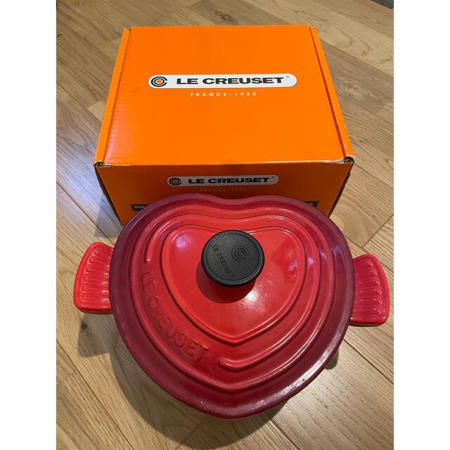 LE CREUSET(ルクルーゼ)の ル・クルーゼ、ココットダムール。チェリーレッド（ルクルーゼ：ハート型鍋） インテリア/住まい/日用品のキッチン/食器(鍋/フライパン)の商品写真