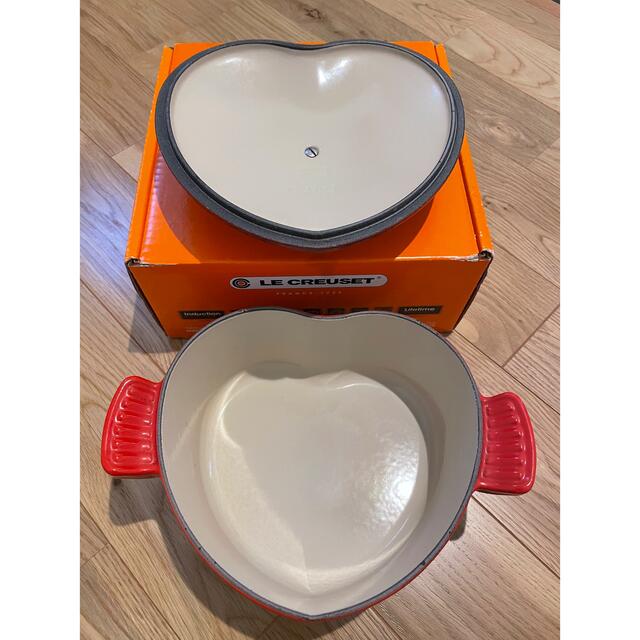 LE CREUSET(ルクルーゼ)の ル・クルーゼ、ココットダムール。チェリーレッド（ルクルーゼ：ハート型鍋） インテリア/住まい/日用品のキッチン/食器(鍋/フライパン)の商品写真