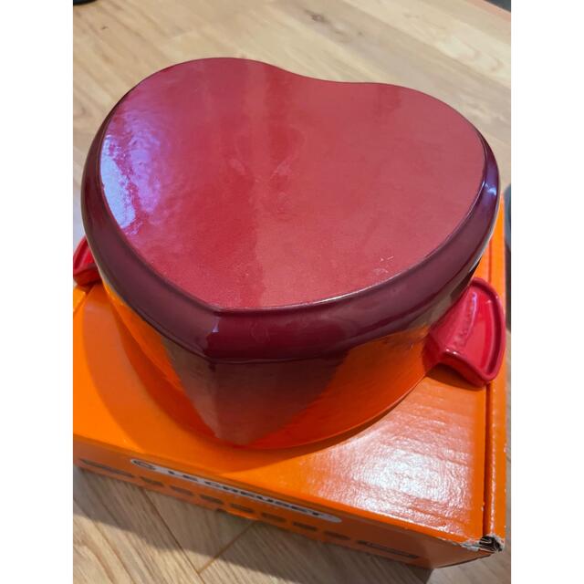 LE CREUSET(ルクルーゼ)の ル・クルーゼ、ココットダムール。チェリーレッド（ルクルーゼ：ハート型鍋） インテリア/住まい/日用品のキッチン/食器(鍋/フライパン)の商品写真