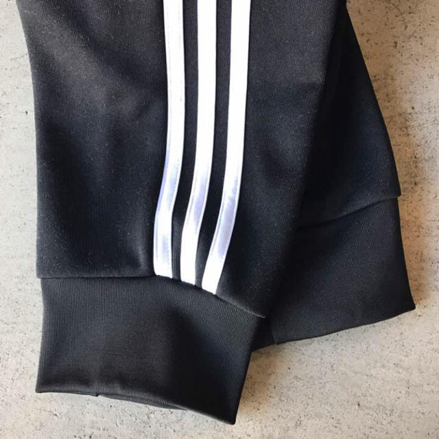 adidas(アディダス)の新品 ADIDAS sst cuffed track pants/Sサイズ メンズのパンツ(その他)の商品写真