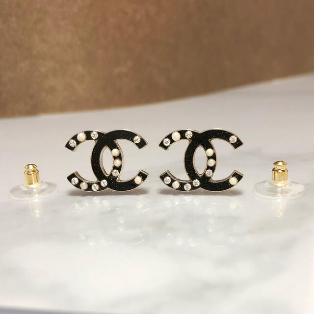 CHANEL(シャネル)のシャネル　ピアス　ココマーク　パール　ストーン　ラメ　ブラック　ゴールド　石　☆ レディースのアクセサリー(ピアス)の商品写真