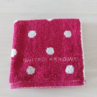 ユナイテッドアローズ(UNITED ARROWS)のUNITED ARROWS　タオルハンカチ　赤　ドット柄　中古品(ハンカチ)