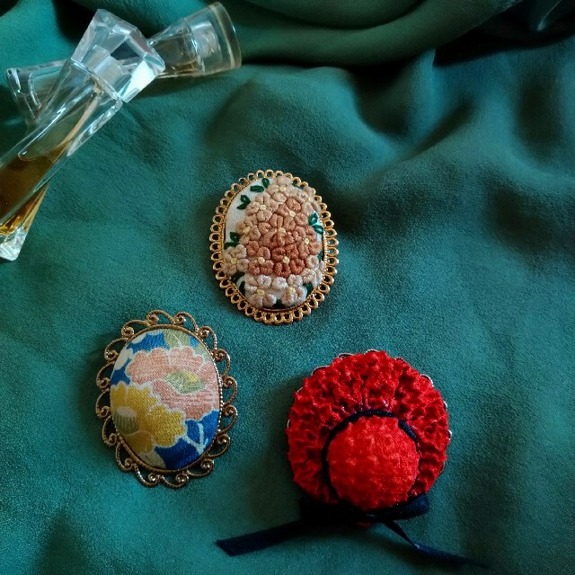 ハンドメイド かわいいフランス刺繍や古布のブローチ 3個まとめての通販 by ココ@セール中's shop｜ラクマ