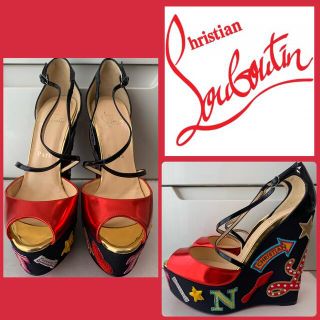 クリスチャンルブタン(Christian Louboutin)の美品　クリスチャンルブタン　メタリックレザー　ワッペン　サンダル(サンダル)