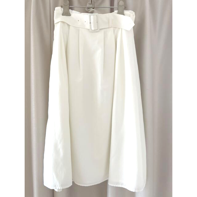 Spick & Span(スピックアンドスパン)のSpick & Spanベルト付き白フレアスカート レディースのスカート(ひざ丈スカート)の商品写真