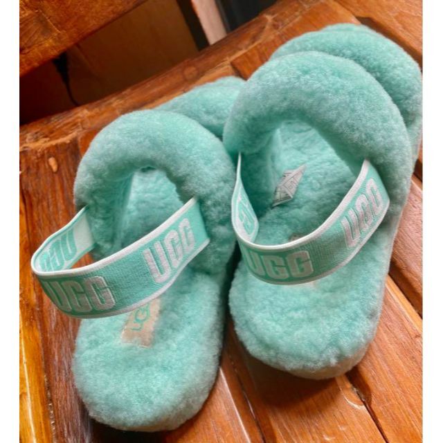 UGG(アグ)の完売。。。。。✨25✨可愛ターコイズ✨UGG✨OH YEAH✨厚底ファーサンダル レディースの靴/シューズ(サンダル)の商品写真