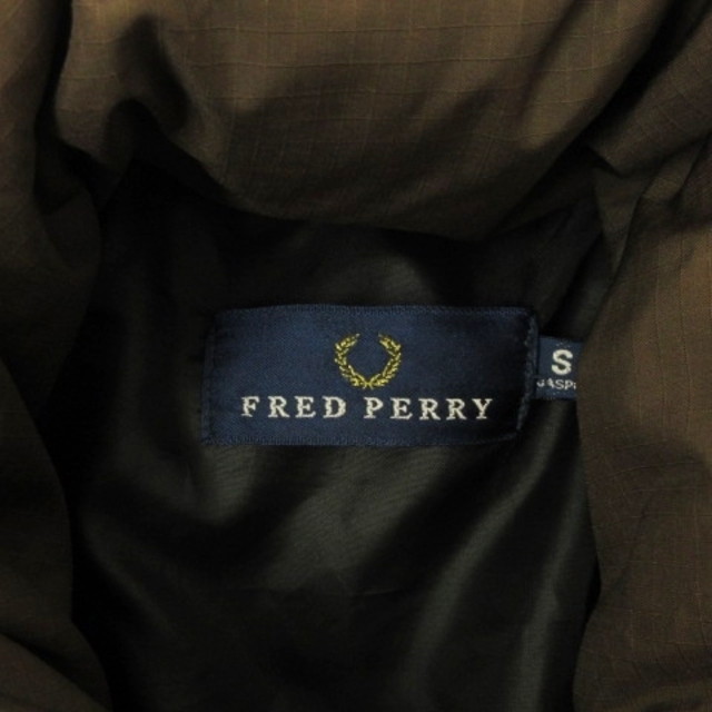 FRED PERRY(フレッドペリー)のフレッドペリー ダウン ジャケット ロゴ 刺繍 ブラウン S メンズのジャケット/アウター(ダウンジャケット)の商品写真