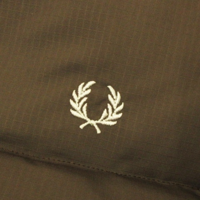 FRED PERRY(フレッドペリー)のフレッドペリー ダウン ジャケット ロゴ 刺繍 ブラウン S メンズのジャケット/アウター(ダウンジャケット)の商品写真