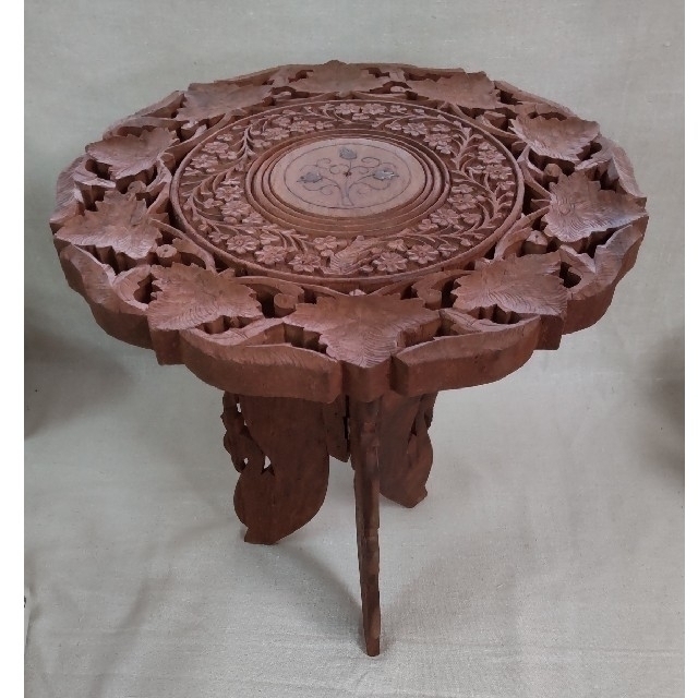 木製 手彫り サイドテーブル ミニテーブル 組み立て式 折りたたみ式 インド製 インテリア/住まい/日用品の机/テーブル(コーヒーテーブル/サイドテーブル)の商品写真