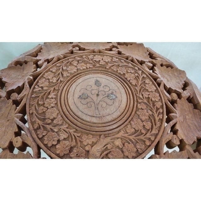 木製 手彫り サイドテーブル ミニテーブル 組み立て式 折りたたみ式 インド製 インテリア/住まい/日用品の机/テーブル(コーヒーテーブル/サイドテーブル)の商品写真
