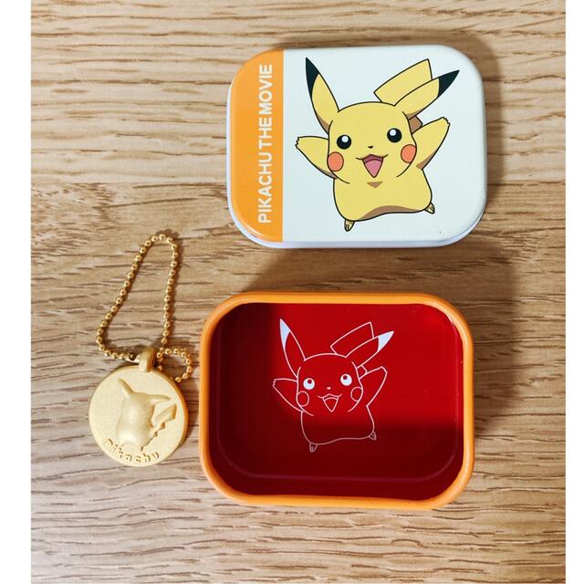 ポケモン(ポケモン)のポケモン映画パンフレット6冊＋ピカチュウザムービーキーホルダー（缶付き） エンタメ/ホビーのアニメグッズ(その他)の商品写真