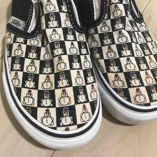 VANS(ヴァンズ)のVANS スニーカー　雪だるま柄 キッズ/ベビー/マタニティのキッズ靴/シューズ(15cm~)(スリッポン)の商品写真