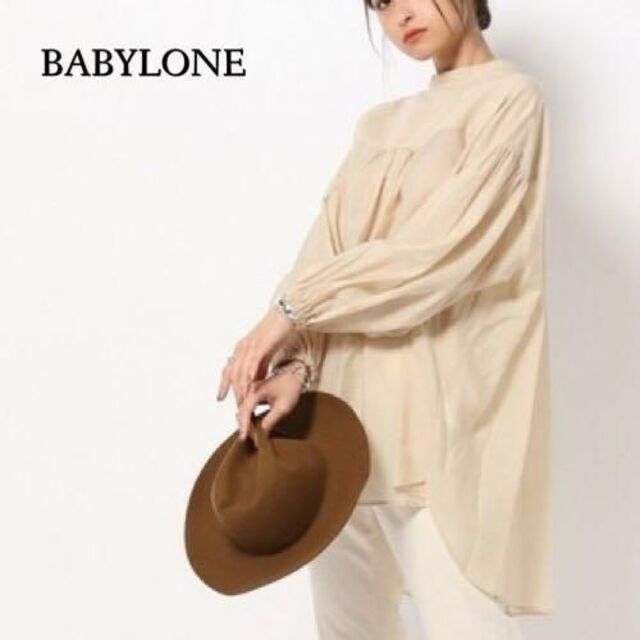 BABYLONE(バビロン)のシアー素材とギャザーでふんわりリラックス♪　長袖ブラウス　フリーサイズ　ベージュ レディースのトップス(シャツ/ブラウス(長袖/七分))の商品写真