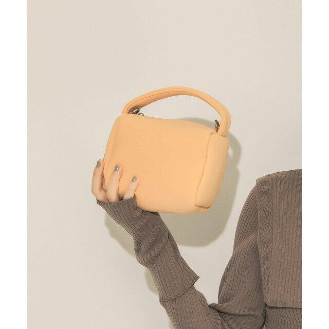 KBF(ケービーエフ)の【APRICOT】マシュマロミニBAG レディースのバッグ(ハンドバッグ)の商品写真