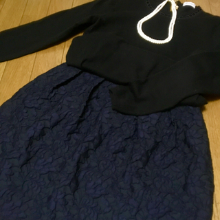 トゥモローランド(TOMORROWLAND)のBALLSEY 美品✨ ネイビー上品スカート(ひざ丈スカート)