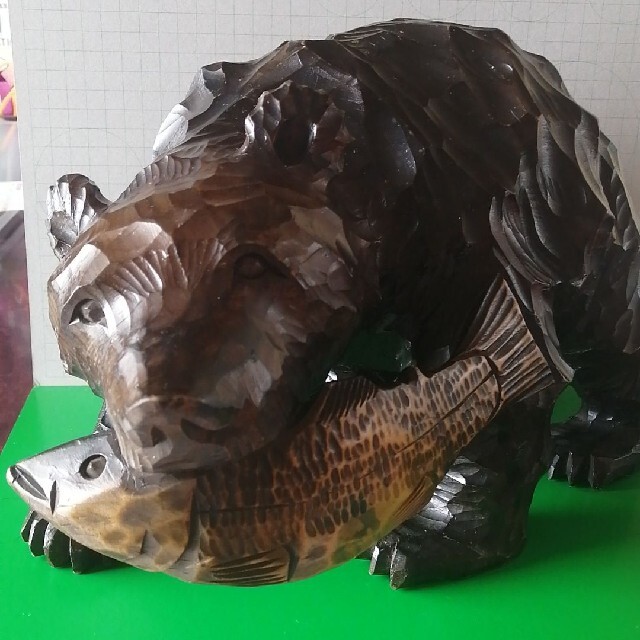 木彫りの熊　木製の熊　魚を加えた熊