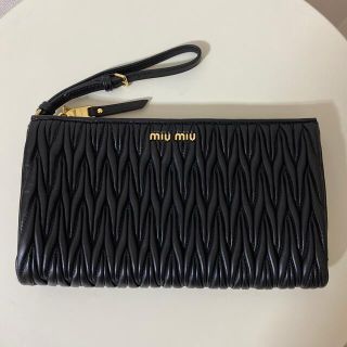 ミュウミュウ(miumiu)の未使用♡ミュウミュウ　ポーチ　黒(ポーチ)