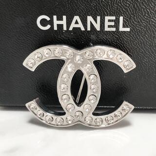 シャネル(CHANEL)のシャネル　ブローチ　ココマーク　ラインストーン　シルバー　銀　ロゴ　石　箱　☆(ブローチ/コサージュ)