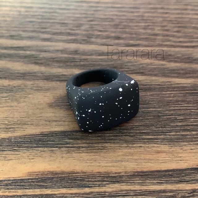 ●Acryl ring マットブラック● レディースのアクセサリー(リング(指輪))の商品写真