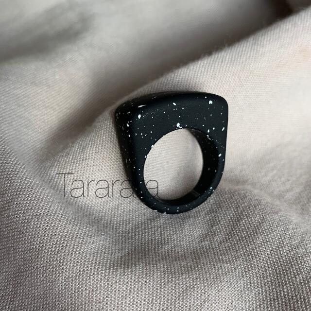 ●Acryl ring マットブラック● レディースのアクセサリー(リング(指輪))の商品写真