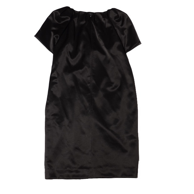 ADORE(アドーア)のadore. アドーア　鈍光沢厚手生地　半袖　黒ドレス　オケージョンワンピース　 レディースのワンピース(ミニワンピース)の商品写真