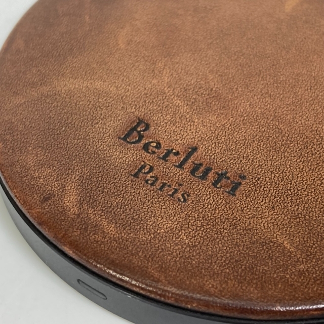 Berluti(ベルルッティ)のベルルッティ Berluti ネイティブユニオン ワイヤレス チャージャー 雑貨 レザー ブラウン 美品 メンズのファッション小物(その他)の商品写真