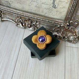 スワロフスキー(SWAROVSKI)のぷっくり艶めくお花の刺繍ブローチorポニーフック　ゴールド　ジュエリーブローチ　(ブローチ/コサージュ)