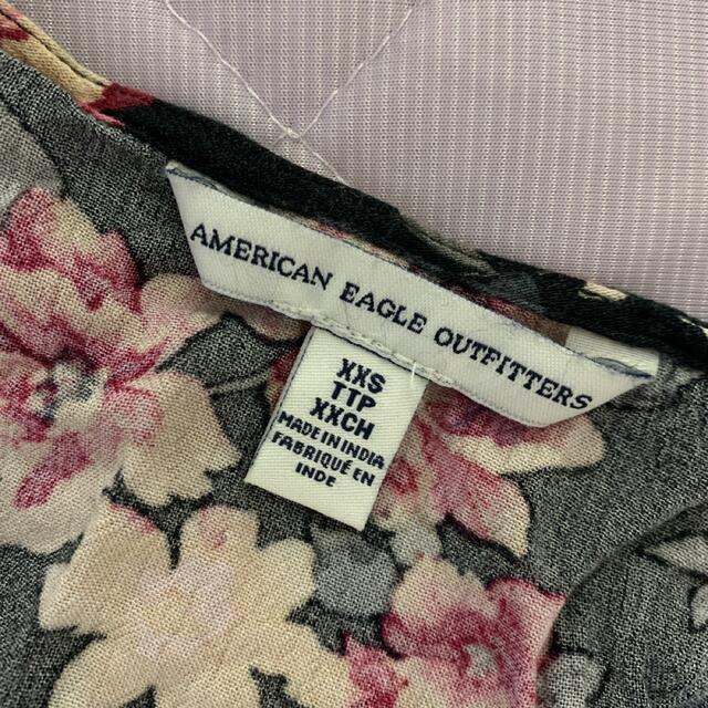 American Eagle(アメリカンイーグル)のアメリカンイーグル　花柄　ブラック　長袖　トップス　ＵＳサイズXXS レディースのトップス(カットソー(長袖/七分))の商品写真